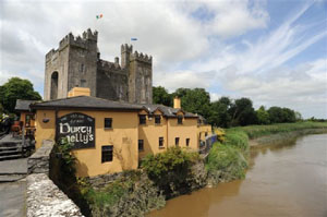 Durty Nelly's pub in front of Bunratty Castle